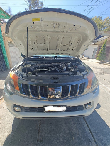 Mitsubishi L200 2.4 Cabina Doble 4x2 Mt