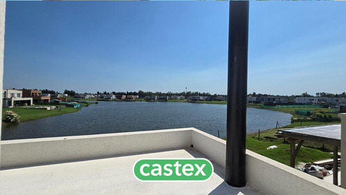 Casa A La Venta De 5 Ambientes En El Barrio Santa Ana En Villanueva.