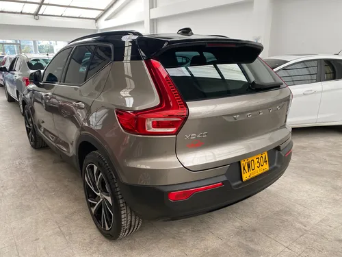Volvo XC40 B5 Híbrida 2.0cc Turbo (264cv) 4x4 Rin 20”
