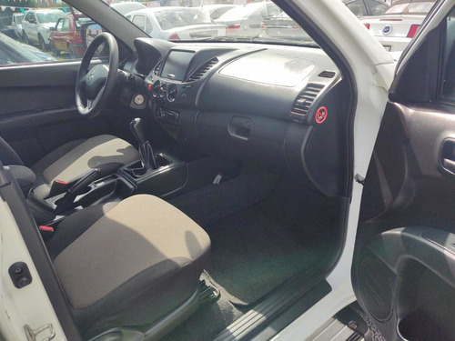 Imagen 9 de 13 de Mitsubishi L200 2015 2.4 Cabina Doble 4x2 Mt