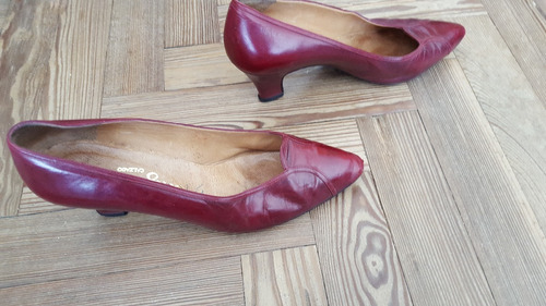 Zapatos De Mujer Con Taco De Cuero - Color Ciruela, Talle 37