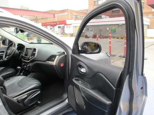 Jeep Cherokee LONGITUDE PLUS 4X4 3200CC AT AA