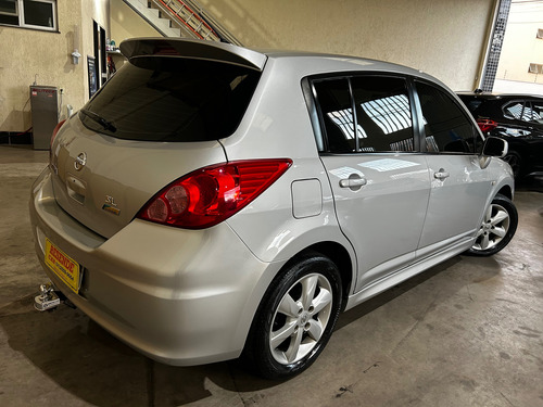 Nissan Tiida 1.8 Sl Flex 5p