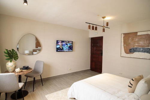 Alquiler Apartamento Estudio Sin Amueblar Con Parqueo, Ubicado En Gazcue, Santo Domingo