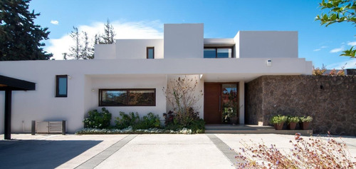 Espectacular Casa Con Quincho Y Jardín En Zona Los Nogales