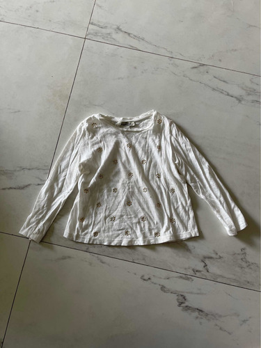 Remera Massimo Dutti Con Flores En Tachas Talle 4 Años