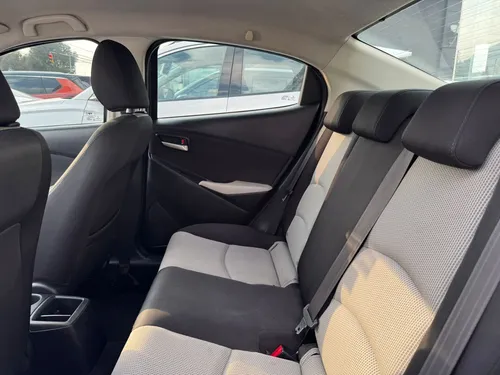 Toyota Yaris 1.5 R Le Mid Sedan At