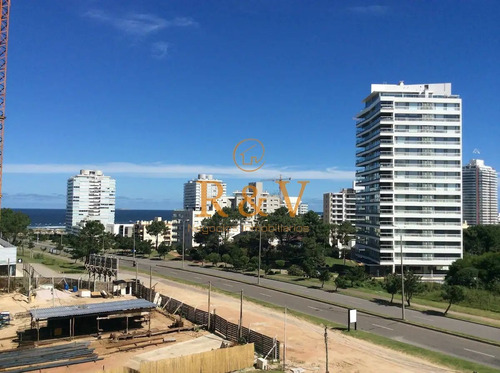 Imagen 10 de 30 de Venta Y Alquiler De Moderno Departamento De Tres Dormitorios Más Dependencia A Pasos De Playa Brava