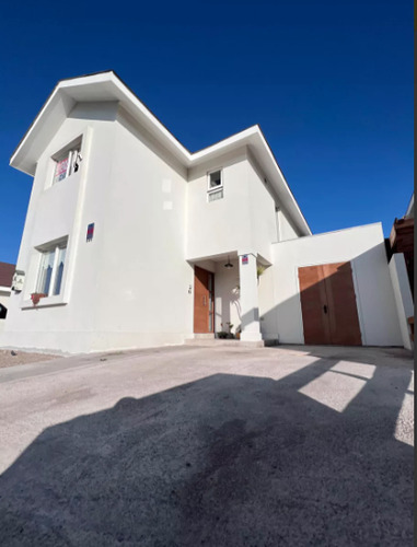 Casa En Venta De 3d, 3b, Como Nueva, Año 2021 En La Serena