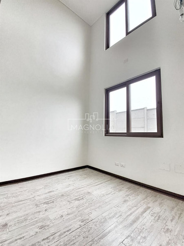 Casa En Venta De 3 Dorm. 4 Baños Y Sala De Estar En Concón