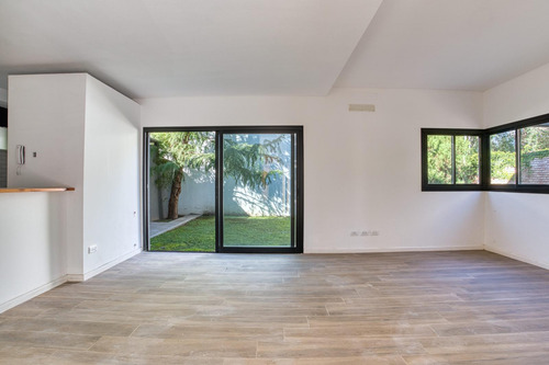 Casa En Venta En Barrio Fisherton 2 Dormitorios Jardin Parrillero Luminoso Cochera