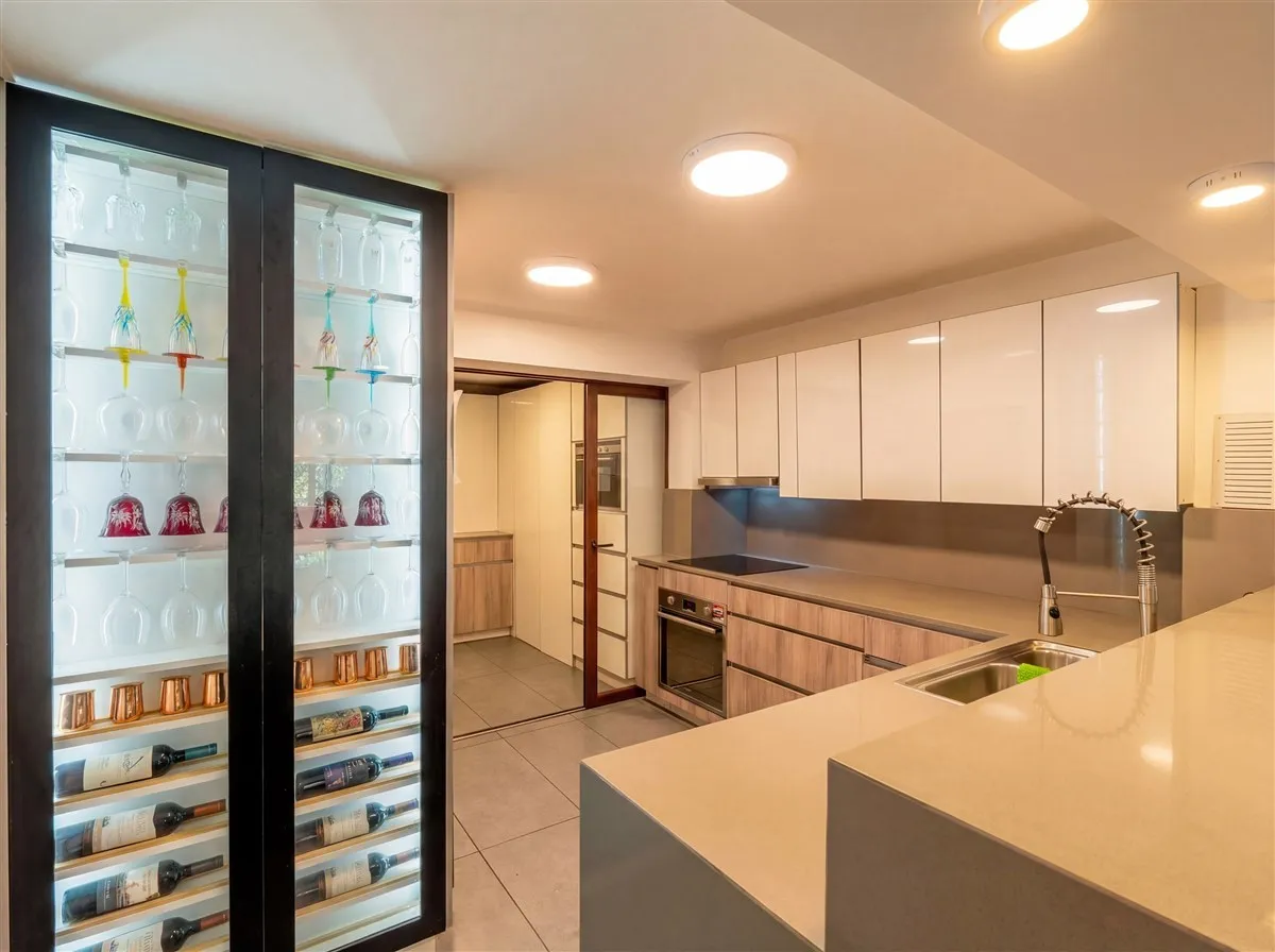 Imagen 5 de 30 de Casa Remodelada En Venta, 4 Dorm, Cerro San Luis, Las Condes