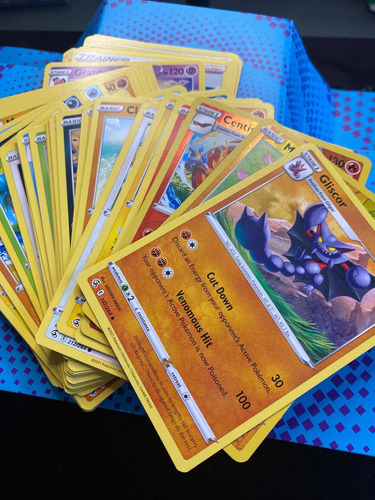 100 Cartas Pokemon Al Azar + 1 Carta V Al Azar, Originales