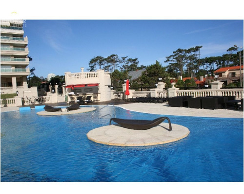 Imagen 20 de 29 de Departamento En Venta. Frente Al Mar. Mansa. Planta Especial. Esquinero. - Punta Del Este Mansa