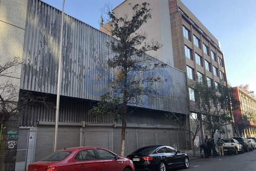 Se Arrienda Edificio Fines Educacionales En Calle Huerfanos.