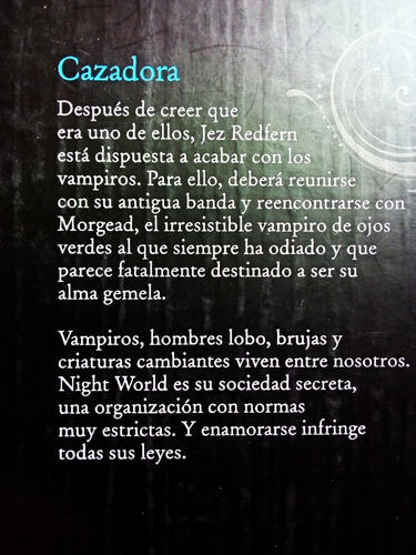 Cazadora Night World - L. J. Smith Pastas Duras (Usado)