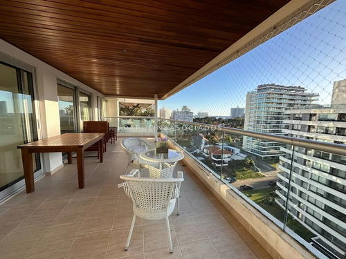 Apartamento En Venta De 2 Dormitorios Y Medio En Torre Icon, Punta Del Este.