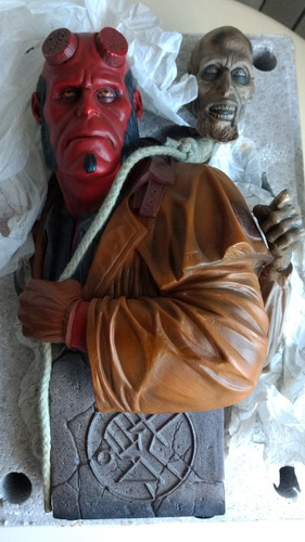Hellboy With Corpse - Busto Sideshow Collectibles (30cm)