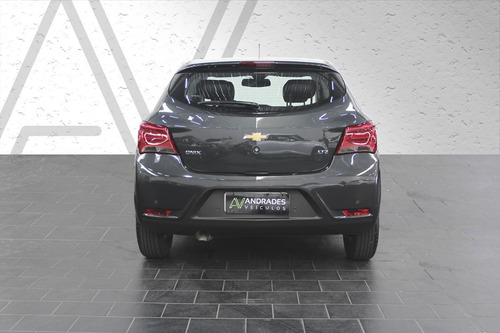 Imagem 2 de 10 de Chevrolet Onix