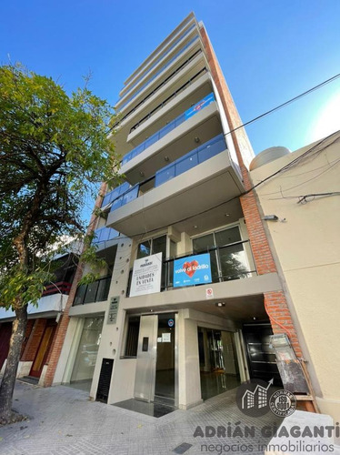 Excelente Departamento De Categoría A Metros De Bv Oroño 3 Dormitorios