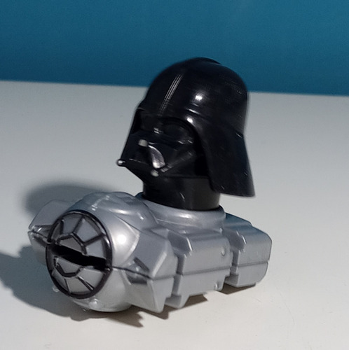 Muñeco Darth Vader En Nave Star Wars (kinder) (Usado)