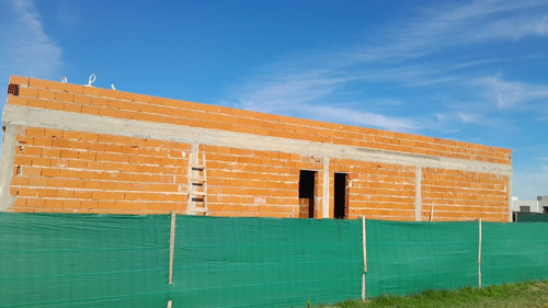 Casa A La Venta En San Simon De Canning!!! 4 Dormitorios!!! Piscina!! Radiadores!!! Fondo Al Pulmon!!! Entrega: Abril 2025!!!