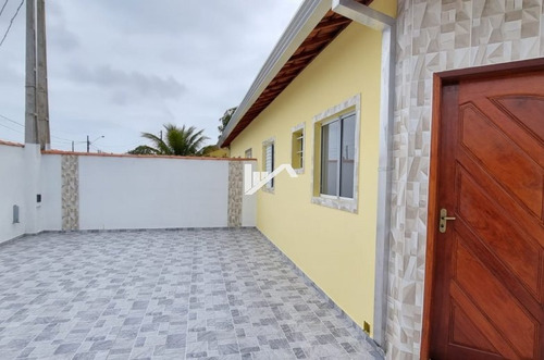 Imagem 4 de 14 de Casa Com Piscina A 1.350 Metros Da Praia Em Rua De Terra