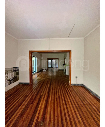 Venta De Local Comercial Céntrico Con Estacionamiento