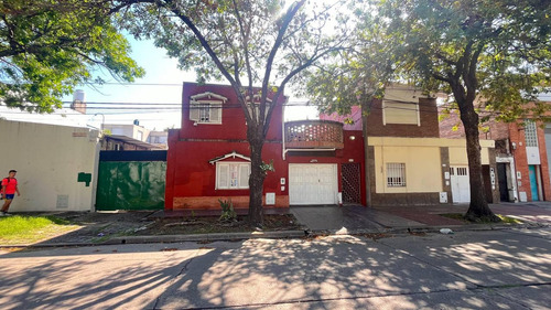 Venta Casa De Dos Dormitorios Con Terraza Y Parrillero. Zona República De La Sexta, Rosario