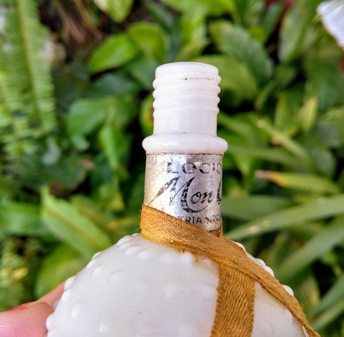 Frasco De Perfume Antiguo De Opalina En Relieve
