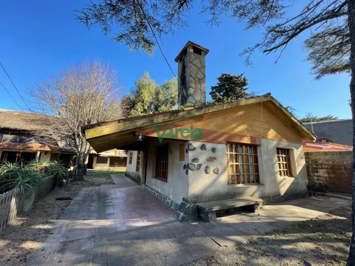 Casa De 3 Dormitorios Y 2 Baños En La Floresta 