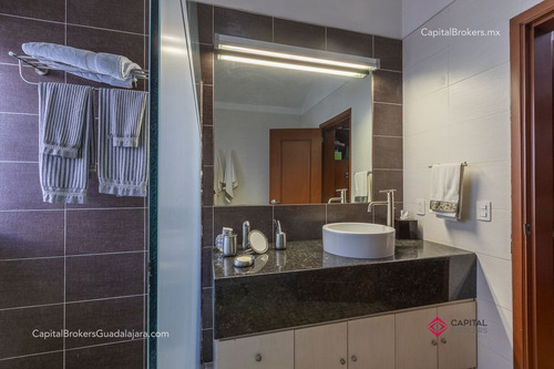 Residencia De Lujo En Venta En Colinas De San Javier, Con Alberca
