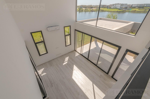 Casa Al Lago En Venta En El Barrio Acacias, Puertos / Escobar