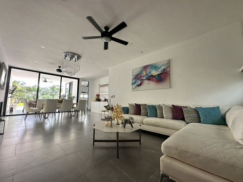 Casa En Venta Con Paneles Solares En Privada Arborea, Conkal.