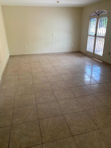 Imagem 8 de 9 de Casa 3 Quartos, 3 Banheiros, 2 Salas, Garagem Para 3 Carros
