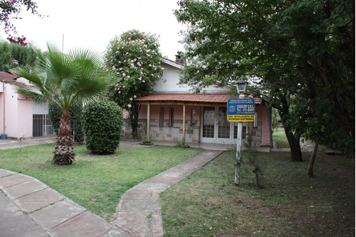 Casaquinta De 3 Dormitorios, 2 Baños, Con Garage Y Quincho