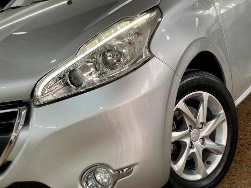 Imagen 16 de 25 de Peugeot 208 2014 1.5 Allure