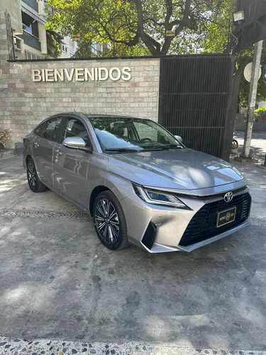Toyota Yaris G Sedan Plata