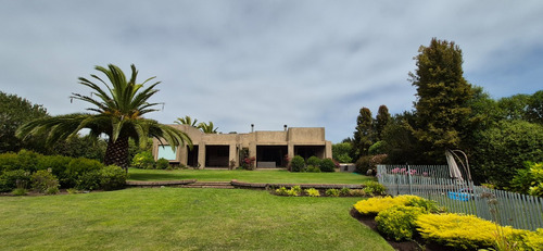 Casa Sólida Con Amplio Jardín En Las Brisas De Santo Domingo
