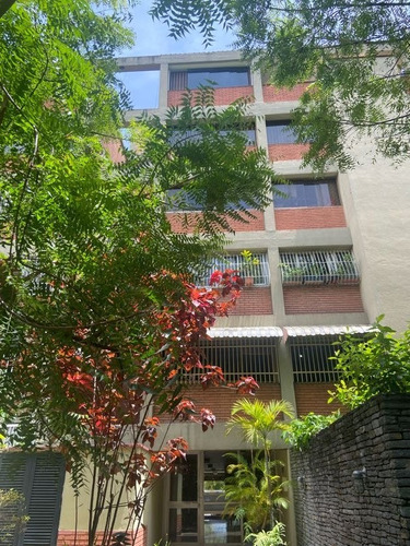 Vendo Amplio Apartamento Con Bella Vista En Colinas De Los Ruices