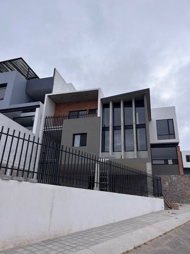 Residencia De Autor En El Condado, Esquina, Cochera Para 4 Autos Techados