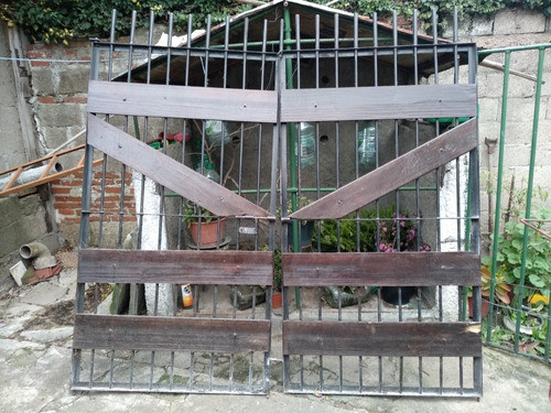 Portón Dos Hojas.