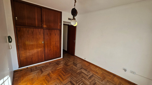 En Venta Chalet De 4 Ambientes Con Dependencia . Barrio San Carlos.