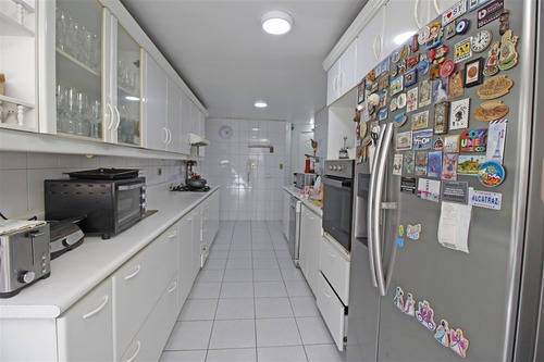 Casa En Venta De 7 Dorm. En Lo Barnechea