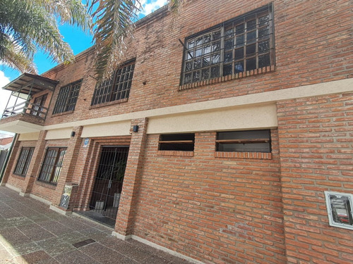 Local En 2 Plantas Con 2 Baños/vestuarios, Amplio Patio Cubierto / Semicubierto
