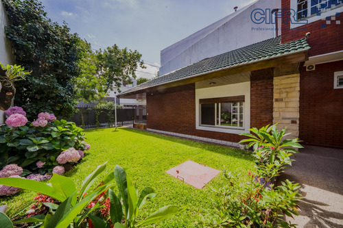 Casa Lote 8,7x18 De 4 Ambientes, En 3 Plantas,  Jardín, Garage, Terraza, Quincho Y Parrilla