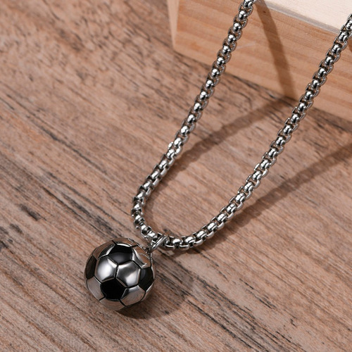 Imagem 3 de 5 de Colar Masculino Com Pingente Bola De Futebol