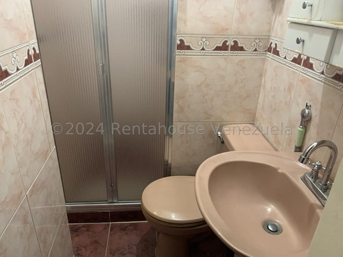 Interesante Apartamento De Un Área Total De 248,28, Distribuidos En Tres Ambientes, Áreas Sociales Y Habitaciones De 101,83 Y 146,45 De Terraza Y Jardín. Esta En Chacao