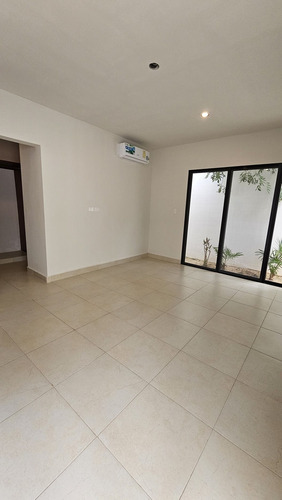 Casa Jardines De Una Planta De 4 Recamaras En Venta, Cholul.