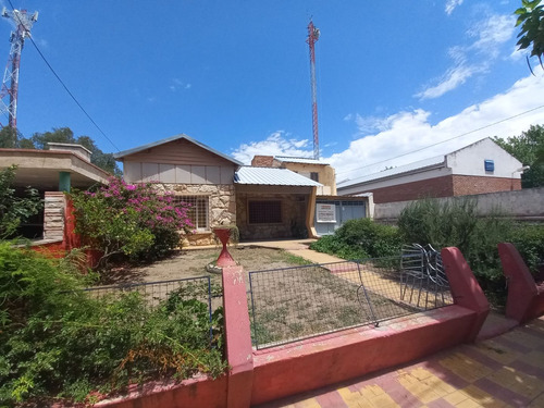 Excelente Chalet De Piedra Con Vista A La Plaza Principal